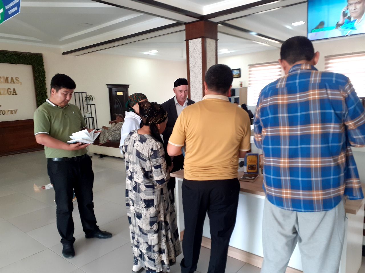 " Aziz kitobsevarlar biz siz uchun xizmatdamiz " nomli adabiyotlar ko‘rgazmasi tashkil etildi.